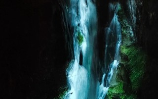 江西武功山红岩谷瀑布有多壮观？