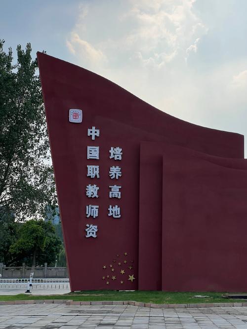 江西科技师范大学红角洲校区有何特色？-第1张图片-花冠旅游服务