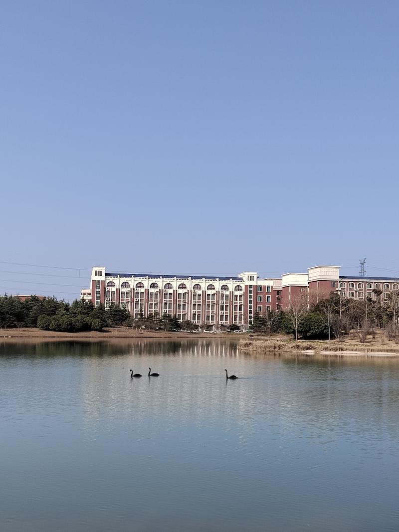 江西科技师范大学红角洲校区有何特色？-第3张图片-花冠旅游服务