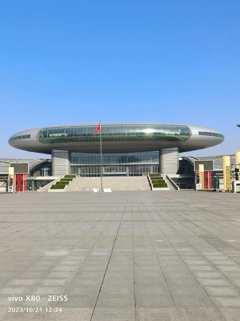 新疆国际会展中心广场有何特色与用途？-第1张图片-花冠旅游服务