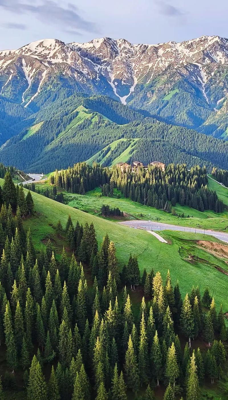 新疆伊犁有何独特魅力与故事？-第1张图片-花冠旅游服务