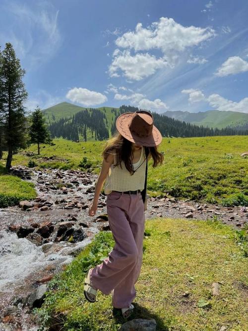 8月新疆旅游穿搭指南是什么？-第1张图片-花冠旅游服务