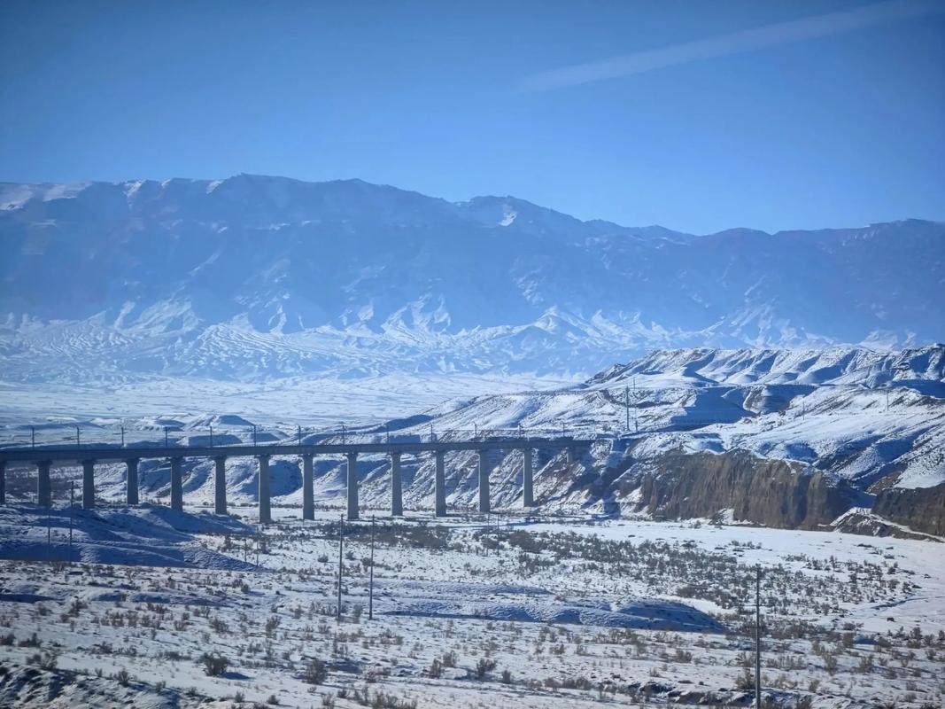 火车观景新疆,沿途风光有多惊艳?-第1张图片-花冠旅游服务 火车观景新疆,沿途风光有多惊艳?-第1张图片-花冠旅游服务