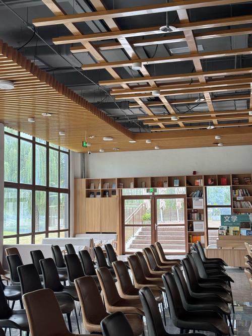 新疆光彩职业培训书店有何特色？-第3张图片-花冠旅游服务