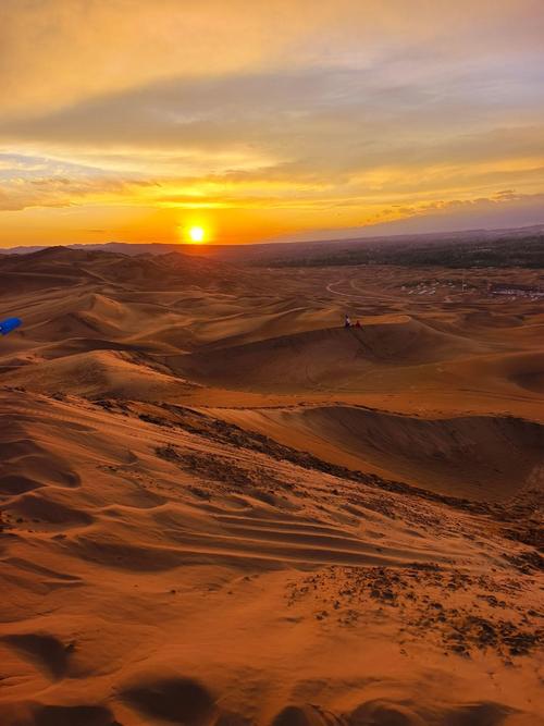 新疆库木塔格沙漠有何独特风光？-第1张图片-花冠旅游服务
