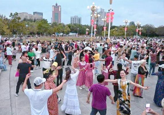 乌鲁木齐公园新疆舞蹈有何独特魅力?-第2张图片-花冠旅游服务 乌鲁木齐公园新疆舞蹈有何独特魅力?-第2张图片-花冠旅游服务