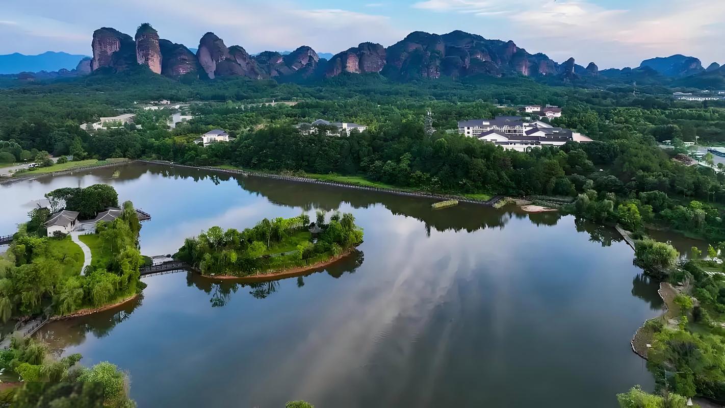 江西龙虎山是何种独特地貌？-第2张图片-花冠旅游服务