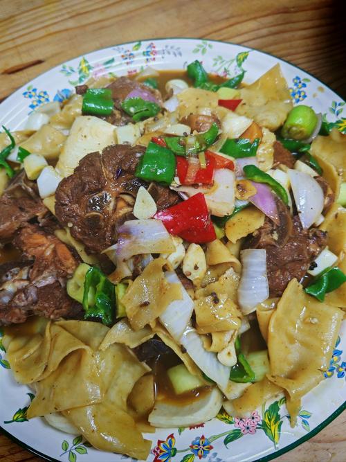 新疆木垒羊肉焖饼为何这么香？-第1张图片-花冠旅游服务