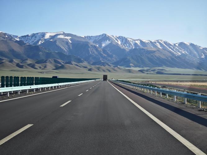 2025新疆高速公路将如何改变出行格局？-第2张图片-花冠旅游服务