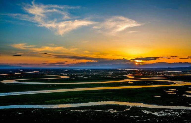 新疆九曲十八弯天鹅湖为何如此迷人?-第1张图片-花冠旅游服务 新疆九曲十八弯天鹅湖为何如此迷人?-第1张图片-花冠旅游服务