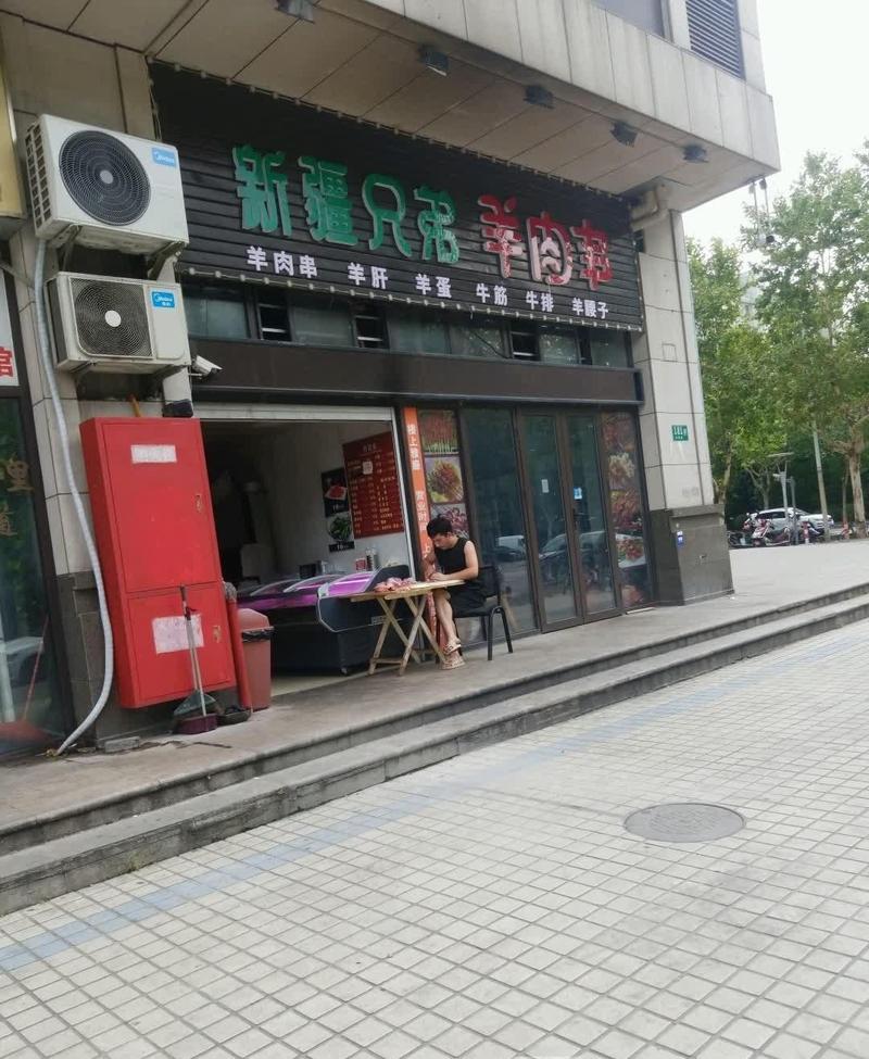 新疆烤羊肉串为何让人念念不忘?-第1张图片-花冠旅游服务 新疆烤羊肉串为何让人念念不忘?-第1张图片-花冠旅游服务