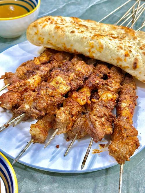 新疆烤羊肉串为何能成舌尖上的经典?-第1张图片-花冠旅游服务 新疆烤羊肉串为何能成舌尖上的经典?-第1张图片-花冠旅游服务