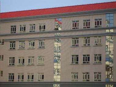 新疆厚博学院最新地址-第1张图片-花冠旅游服务