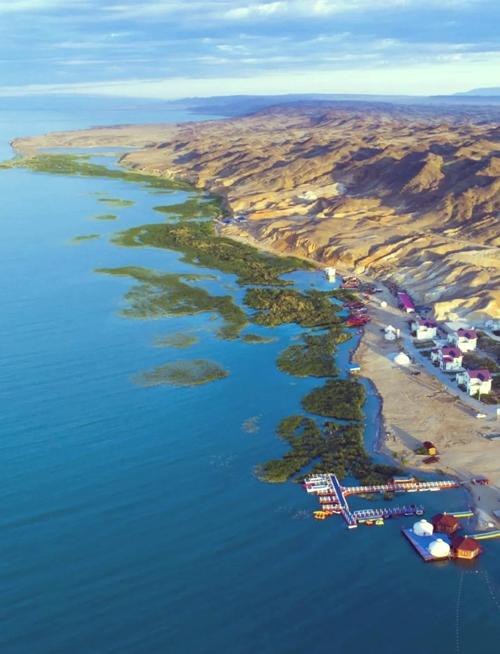 乌伦古湖位于新疆北部-第2张图片-花冠旅游服务