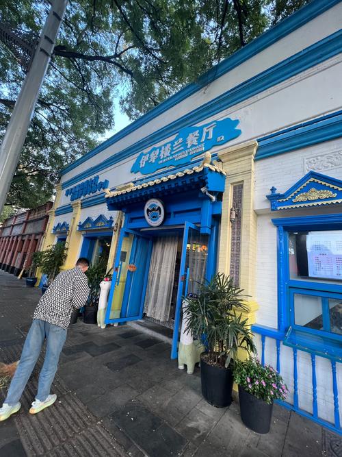 楼兰新疆主题餐厅官网有何特色？-第1张图片-花冠旅游服务